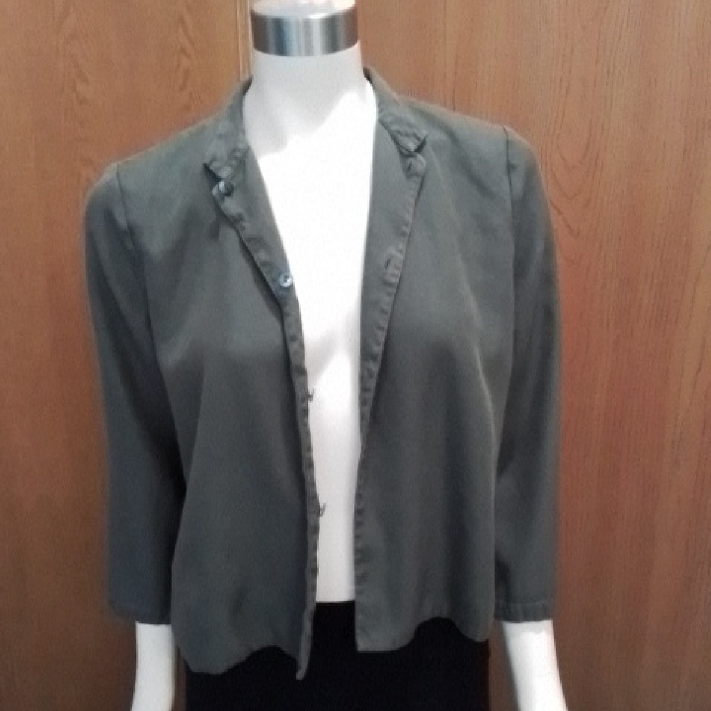 100% Silk Eileen Fisher Green Long-sleeve Button Top, Size M.